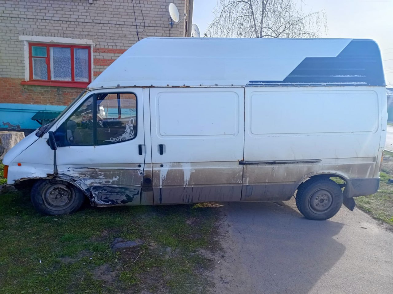 В Острогожске микроавтобус врезался в легковушку: Пострадали девочка и мужчина