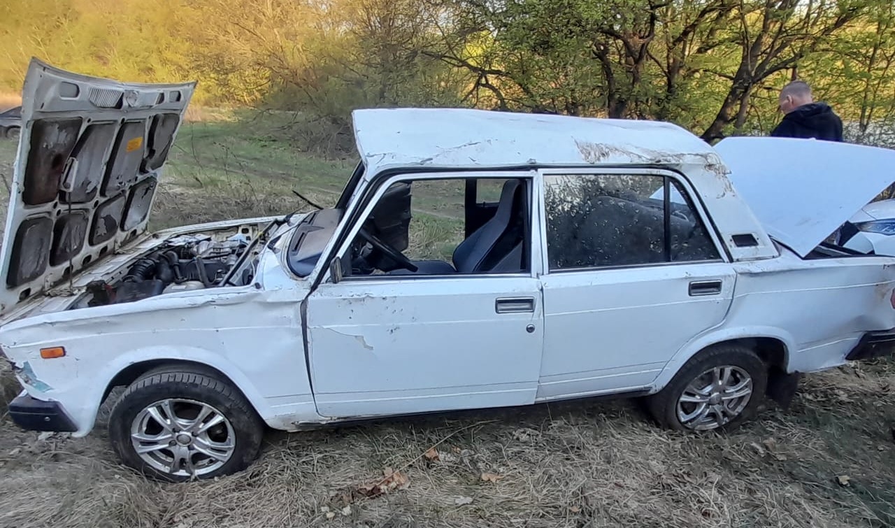 На дороге в Воронежской области опрокинулся ВАЗ-2105: пострадали двое парней