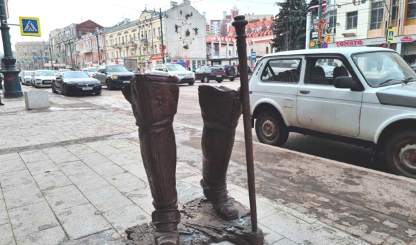 Сапоги Петра на проспекте Революции.