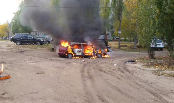 Огонь уничтожил машину.