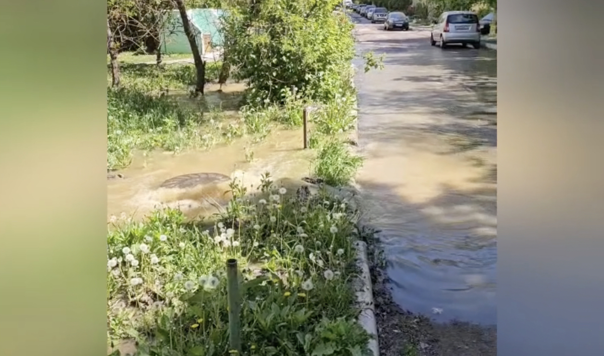 Жители Воронежа жалуются на заливающий детскую площадку стабильный  фекальный фонтан