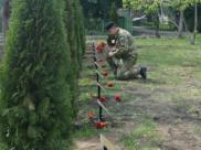 Депутат горДумы возложил гвоздики к табличкам.