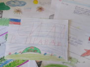 Дети пишут письма бойцам.