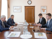 Губернатор Александр Гусев провел встречу с руководителем предприятия.