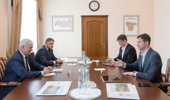 Губернатор Александр Гусев провел встречу с руководителем предприятия.