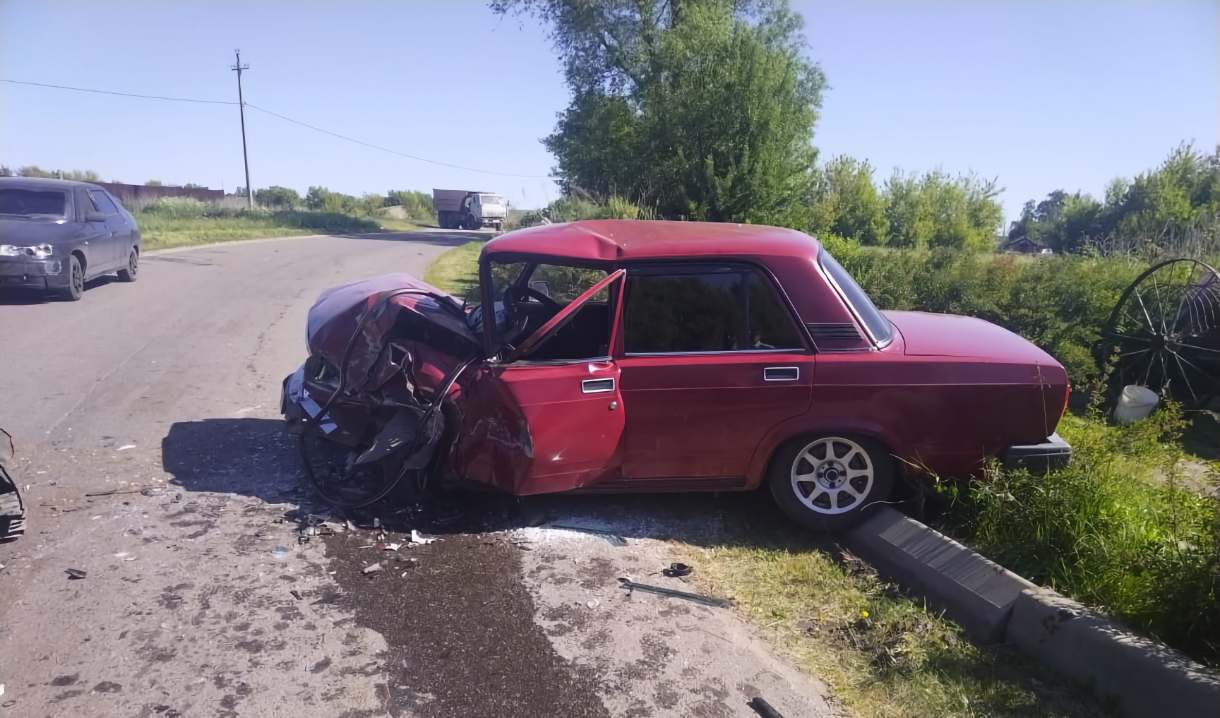 Под Воронежем три человека пострадали в столкновении двух ВАЗов