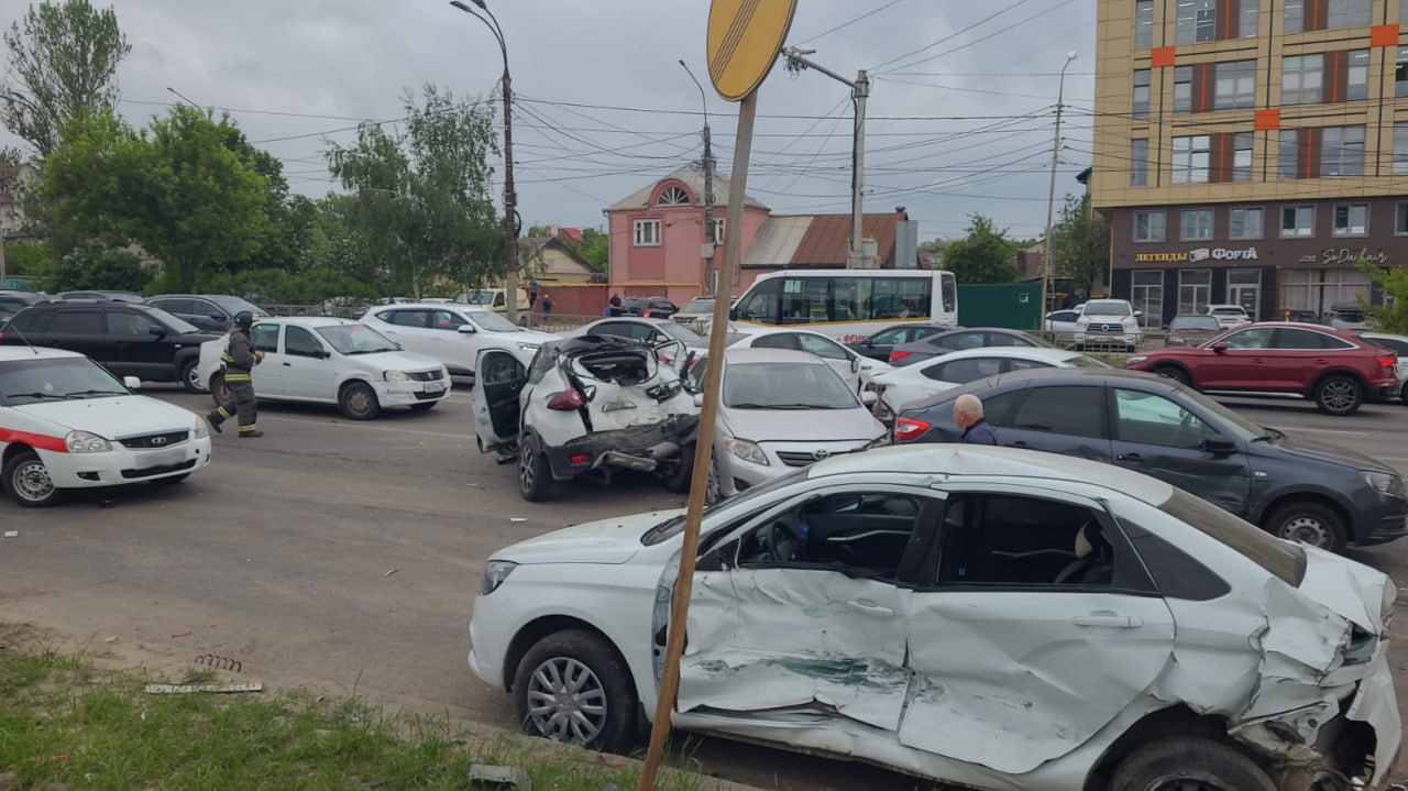 В Воронеже маршрутная «ГАЗель» с пассажирами устроила массовое ДТП с пострадавшим