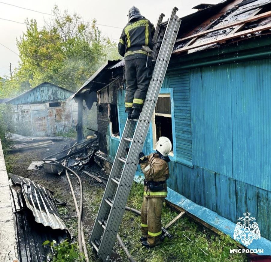 Мужчина погиб, а женщина получила ожоги на пожаре в доме в Воронеже