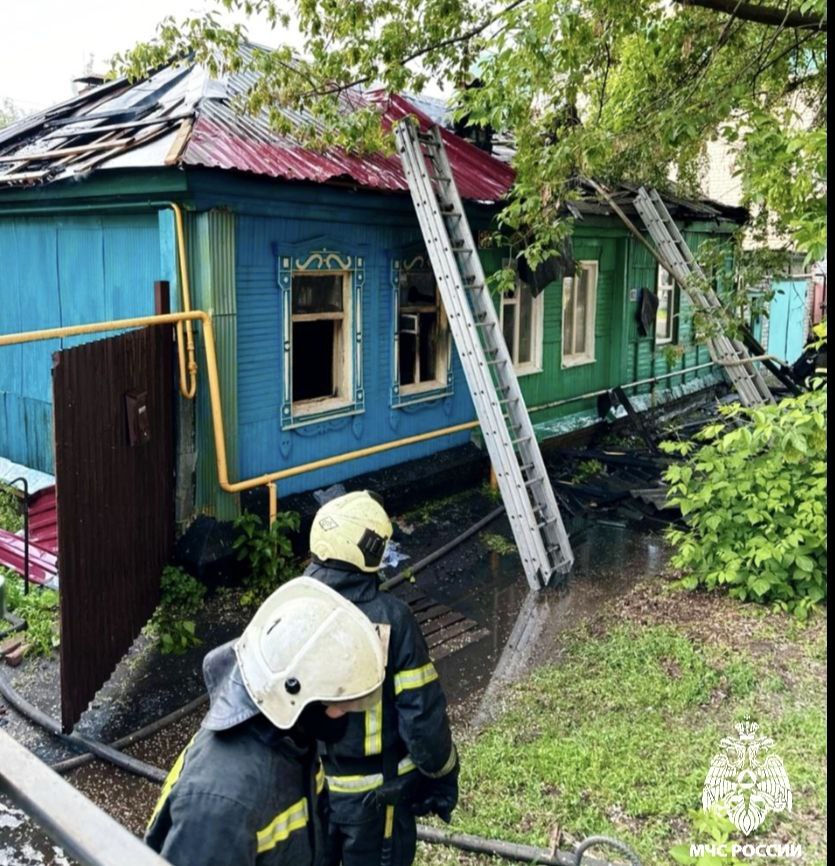 Мужчина погиб, а женщина получила ожоги на пожаре в доме в Воронеже