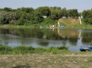 Тело девушки достали из воды.