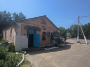Здание разваливается на глазах.
