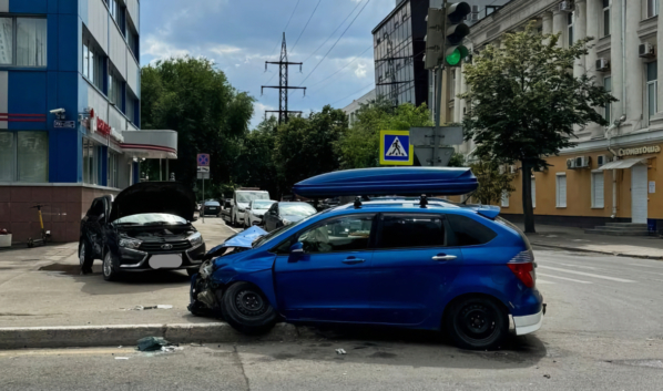 В аварии пострадали 2 человека.