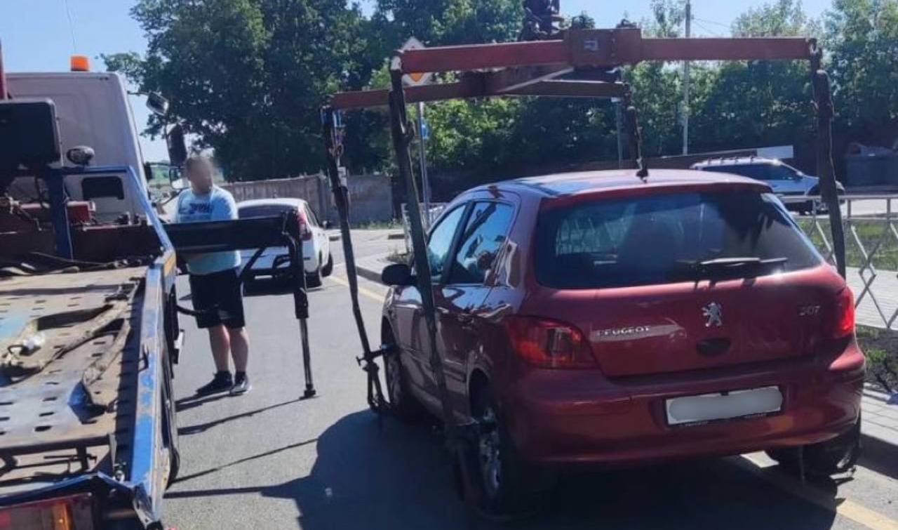 В Воронеже эвакуировали Peugeot, проигнорировавший знак «Остановка запрещена »