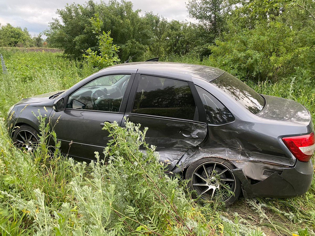 В Воронежской области после ДТП в кювет съехали Mercedes, «Лада» и ВАЗ-21150