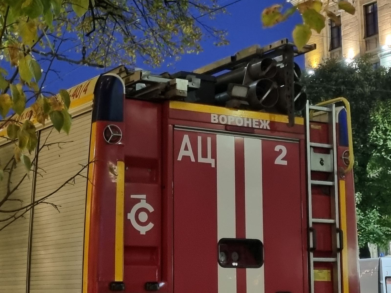 На улице Электросигнальная в Воронеже потушили пожар на территории заброшенного завода