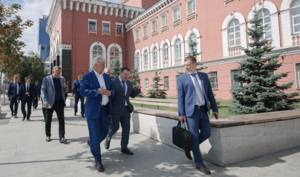 Губернатор Александр Гусев.