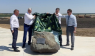 Александр Гусев и Алексей Гордеев открыли камень, заложенный в знак начала строительства комплекса.