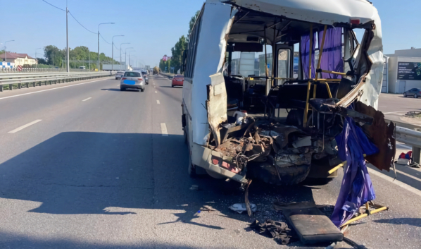 В этом автобусе везли рабочих.