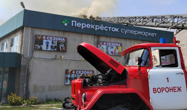 Пожарные тушат магазин.