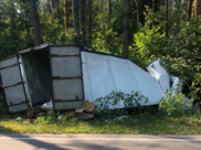 Машина врезалась в дерево.