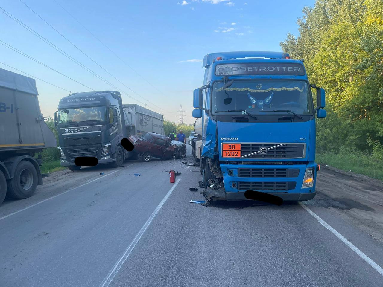 Под Воронежем ВАЗ зажало между двумя грузовиками: водитель в больнице
