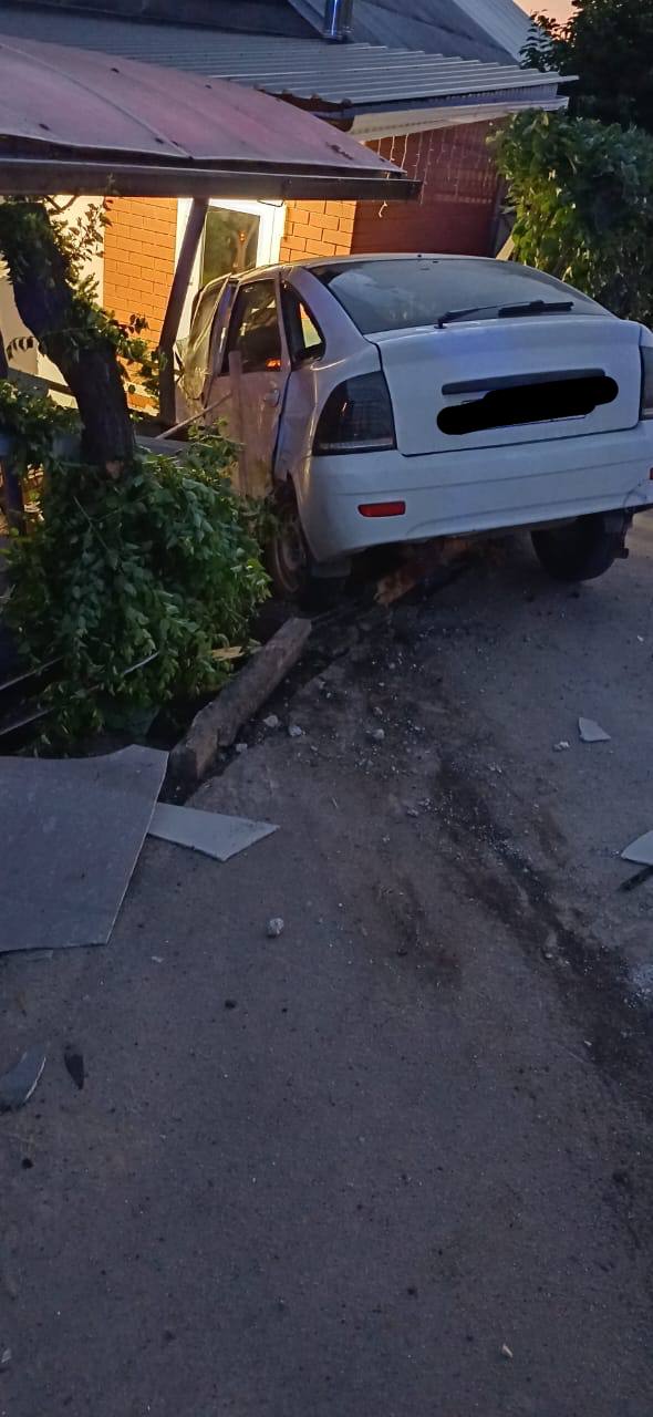 В Воронежской области «Лада» после ДТП с иномаркой влетела во двор частного дома