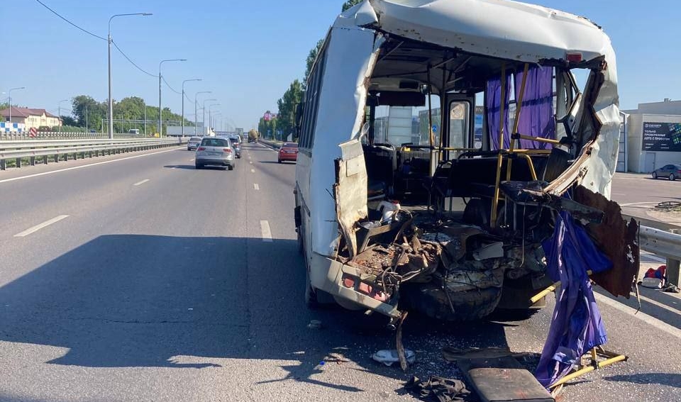СКР организовал проверку после столкновения грузовика и «ПАЗа» с пассажирами под Воронежем