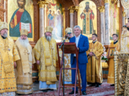 Губернатор Александр Гусев в храме.