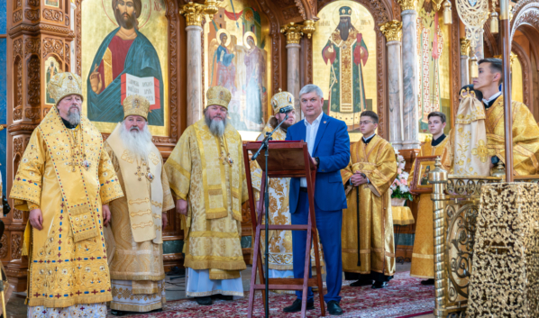 Губернатор Александр Гусев в храме.