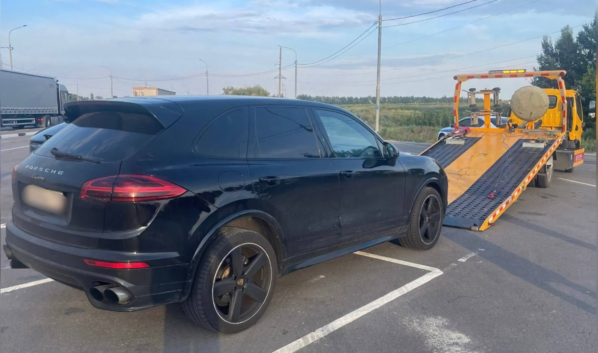 Эвакуировали Porsche Cayenne.