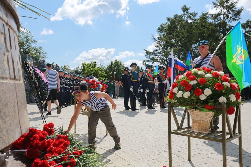 В Воронеже в День ВДВ возложили цветы и венки к монументу в парке Победы