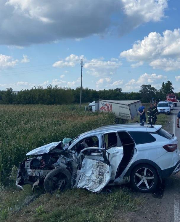 Под Воронежем в аварии «Лады Весты» и КамАЗа погиб один человек и четверо травмированы