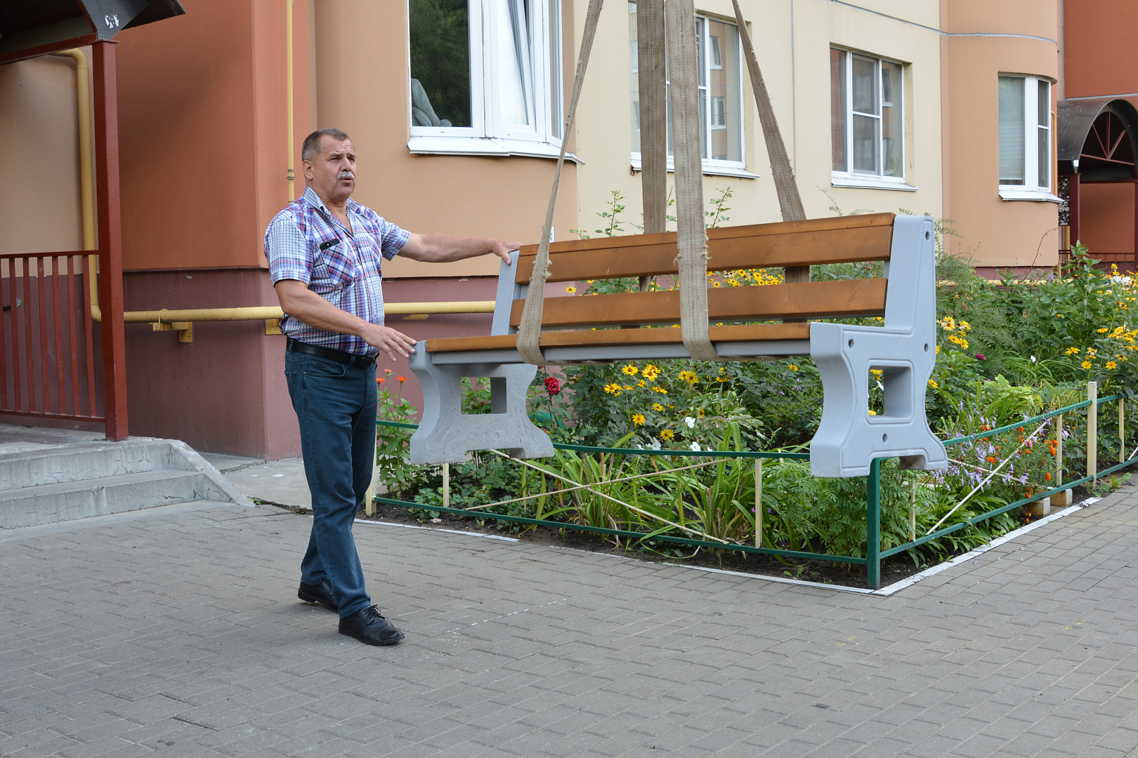 Депутат горДумы помог установить в восьми дворах в Воронеже новые лавочки