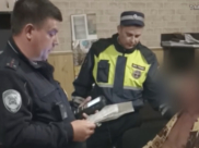 ГАИшники общаются с нарушителем.