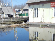 Дома окружены водой.
