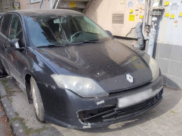Авто стоит на тротуаре.