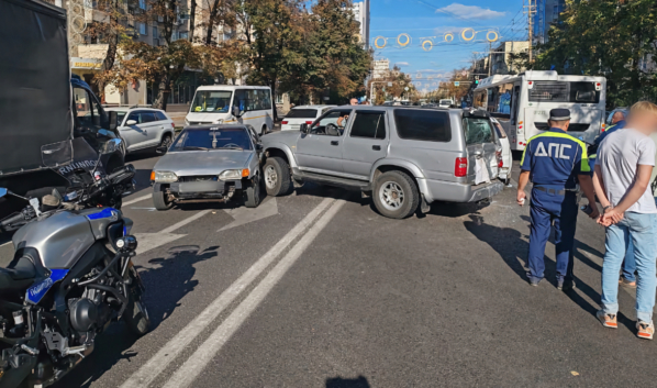 Такое вот ДТП на улице Кирова.