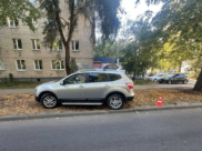 Эта иномарка сбила коляску с ребенком.