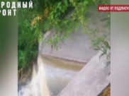 Отходы сливают в реку.