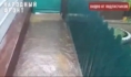 Вода течет во двор.
