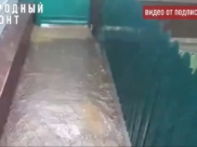 Вода течет во двор.