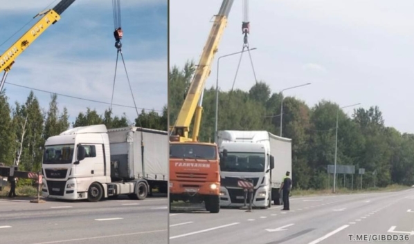 Водителю грузовика помогли.