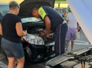 Автомобиль помогли завести.