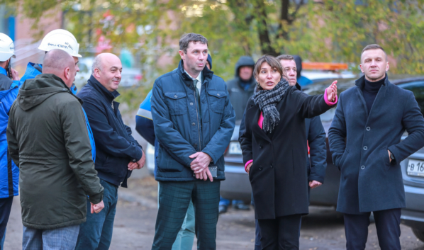 Сергей Петрин проверяет ход работ.