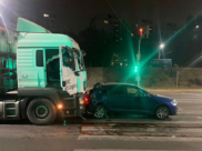 Грузовик врезался в легковушку.