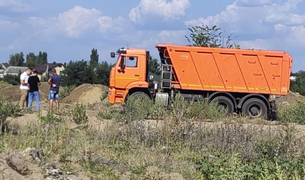 Грузовая техника работала у озера Круглое.