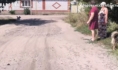 Люди ждут дороги.