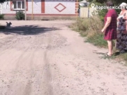 Люди ждут дороги.