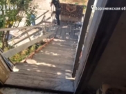 Такая лестница идет на верхний этаж.