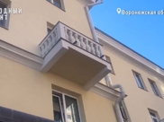 Фасад дома обновили.